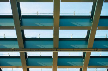 Çelik ve cam tentelerle çarpıcı mimari tasarımlar yaratmak modern ve gösterişli tente tasarımları ile binaları dekore etmek hem gölge ve koruma sağlar hem de zarafet katar