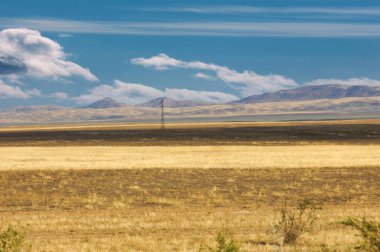 Steppe, Prairie, sade, pampa. Çöl, kehribar ve altın tonlarıyla gökyüzünü boyayarak güne son yolculuğunu fısıldıyor. Bu görüntü, yansımayı ve korkuyu çağrıştırıyor. Doğa Tuvali