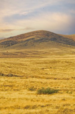 Steppe, Prairie, sade, pampa. Alevli küre ufkun aşağısına inerken sakin çayır, antik bir ülkenin sırlarını fısıldar.