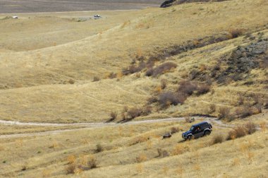 Güvenilir bir araçla engebeli araziyi keşfet. Uzak bölgelerdeki off-road maceralarını tecrübe edin. Kolayca ve güçle dik dağ yollarına tırman..