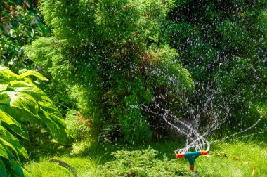Bahçenizi su ile sulayın bitkilerinizi ve çimlerinizi verimli bir şekilde sulayın spesifik ihtiyaçlarınıza uygun olarak fıskiye ayarlarınızı özelleştirin.
