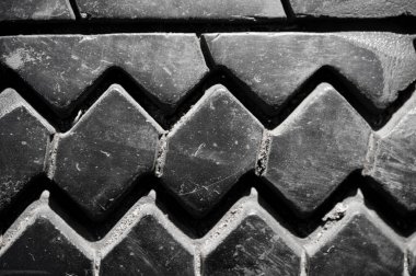 Yıpranmış lastik izi olan eşsiz bir doku oluştur. Otomotiv veya endüstriyel tasarım için arka plan olarak kullan. Sert görünüm için kıyafet, aksesuar ya da ambalaj baskısı