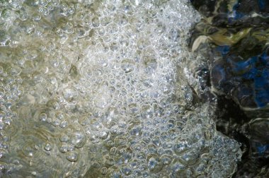 Evinizde bir dağ deresinin dinginliğini hissedin. Bu büyüleyici su özelliğiyle doğanın güzelliğini yaşam alanınıza getirin..