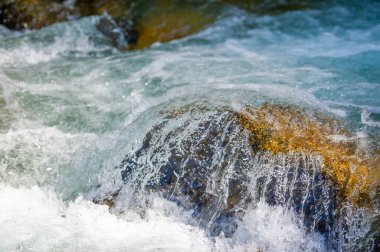 Doğa Senfonisi ile doğanın güzelliğini tecrübe edin. Kendinizi bir dağ deresinin büyüleyici melodisine daldırın. Doğa senfonisi ile serenat yap..