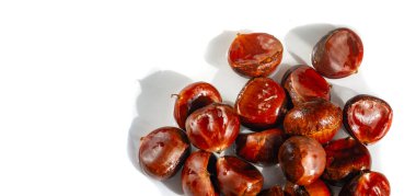 Beyaz bir arka planda kestane ağacının güzelliğine tanık olun. İyilik şeklinde düzenlenmiş kestane ağaçlarının güzelliğine. Sonbaharın özünü resmediyor.