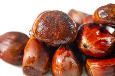 Kestanenin zengin, fındık aromalı tadını çıkar. Samimi sonbahar toplantıları ya da tatil yemekleri için mükemmel. Her masaya zarif ve mevsimsel bir dokunuş..