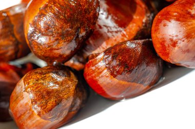 Beyaz arka planda kestanelerin çarpıcı görüntüsü sonbahar temalı pazarlama kampanyalarında kullanmak için ideal mevsimin güzelliğini yakalamak için sonbaharın en saf halini yakalar.