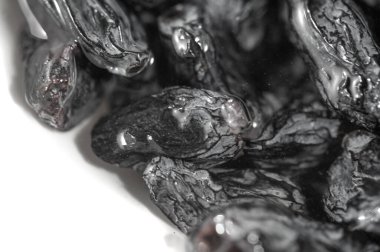 Kabarık siyah kuru üzümler yemeklere derinlik ve tatlılık ekler. Hem lezzetli hem de tatlı yemekler için evrensel bir malzeme. Salata, fırında yemek ve lezzetli yemekler..