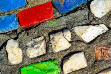 Kendinizi canlı bir mozaik fayans gösterisine daldırın. Şehirdeki sokak sanatının yaratıcı enerjisini tecrübe edin. Buradan geçen herkes için görsel bir ziyafet..