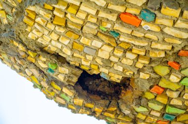 Renklerin ve şekillerin canlı bir görüntüsüne dalın. Şehrin göbeğindeki sokak sanatının güzelliğini tecrübe edin. Mozaik fayanslar herkesin seveceği göz kamaştırıcı bir başyapıt yaratır..