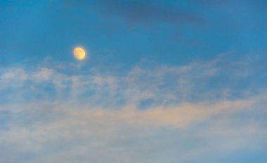 Ayın altında sakin bir gecenin ve kabarık bulutların tadını çıkar. Yıldızları seyretmek ya da dışarıda dinlenmek için ideal. Ay ışığı ve bulut süslemeleriyle büyülü bir atmosfer yarat.