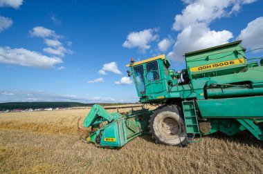 Arpa hasadının yaz fotoğrafı, modern birleşim, çeşitli ürünlerin verimli bir şekilde toplanması için tasarlanmış evrensel bir makinedir. 2019 09 06 Tukaevsky Bölgesi Tataristan Rusya