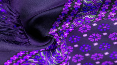 Mavi ve mor çiçekli koyu mavi ipek kumaş, yoğun kumaş, triasetat liflerine dayalı çift taraflı..