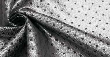 Küçük puantiyeli metalik parıltılı kumaş. Siyah. Bazen bir kumaş eklemeniz gerekir, bizim ipeklerimiz gibi..