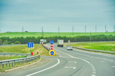 Yeşillik bir ormanda manzaralı bir yolculuğun tadını çıkar. Arabanı bırakmadan doğanın güzelliğinin tadını çıkar. Yol boyunca uzanan görkemli ağaçların görüntülerini ve seslerini duy..