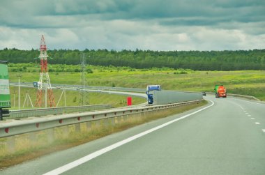 Otoyol boyunca seyahat ederken doğanın güzelliğinin tadını çıkar. Güzel manzarada rahatlatıcı ve huzurlu bir gezintinin tadını çıkar. Temiz havayı içine çek ve tepemizde yükselen görkemli ağaçlara hayran ol..