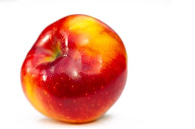 Beyaz arka planda elma. Elmalar bir sürü besin kaynağı olan gevrek meyvelerdir..