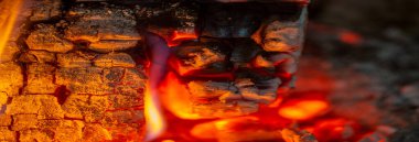 Şöminede yangın var. Çekici birini bulduğumuzda, gözbebeklerimiz büyür ve diğer kişiye bilinçaltı işareti göndeririz. Kamp ateşinin sıcacık ışığında, gözbebeklerimiz doğal olarak büyür..