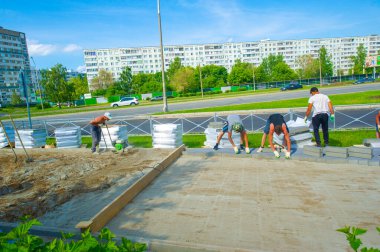 10 08 2014 Rusya Chelny Topluluk güvenli ve ulaşılabilir bir yol oluşturmak için bir araya geliyor. Gönüllüler, her yaştan zombiler için bir karşılama alanı yaratmak için yan yana çalışıyorlar.