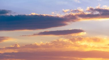 Gün batımının bulutları romantizm. Çok nazik romantik pembe bulutlar şafak vakti gökyüzünde Gün batımının yumuşak havasında