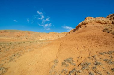 Gün batımında Red Bogut Dağları 'nın büyüleyici güzelliğinin tadını çıkarın. Rahatlayın ve doğal paletin dinginliğinde gevşeyin. Çöl sıcağının azalışına tanık olun..