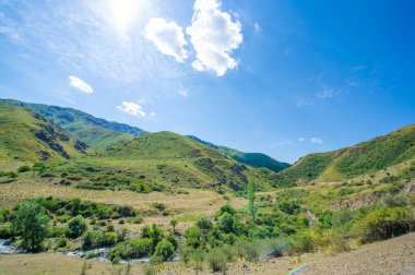 Nehrin sakin akışını görkemli bir kanyonda hissedin. Etrafını çevreleyen dağların doğal güzelliğine daldır kendini. Nefes kesen manzarada bir huşu ve merak hissi yaşayın.