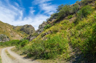 Dağlarda toprak bir yolda off-road sürmenin heyecanını yaşayın. Yol boyunca nefes kesici manzaralar ve manzaralar hayranlık uyandırıcı. Zorlu arazide ve dik tırmanışlarda kendinizi zorlayın..