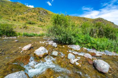 Nehrin dingin ve sakin akışını hisset. Çevrenizdeki doğanın hayranlık uyandıran güzelliğini hissedin. Dağların ortasındaki görkemli kayalık bir kanyonda seyahat et..