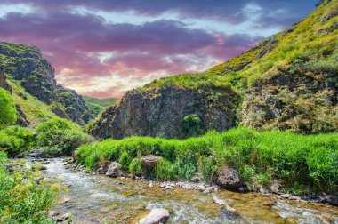 Kayalık bir kanyondan akan bir nehrin dinginliği. Dağların kalbinde nefes kesen doğal güzellikler olacak. Bu doğal harikanın görkemli manzarasının ve huzurunun tadını çıkarın..