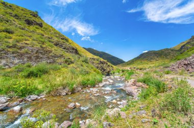 Nehrin sakin akışını görkemli kanyondan hisset. Kendinizi dağların çarpıcı doğal güzelliğine daldırın. Doğanın gücüne ve zarafetine tanık olun.