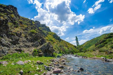 Doğanın başyapıtının dingin güzelliğinin tadını çıkar. Nehrin görkemli dağlarda nasıl dolaştığına bakın. Kayaların üzerinden akan suyun rahatlatıcı sesine kulak verin..