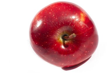 Beyaz arka planda elma. Elmalar bir sürü besin kaynağı olan gevrek meyvelerdir..