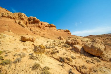 Gün batımında Red Bogut Dağları 'nın büyüleyici güzelliğinin tadını çıkarın. Bu muhteşem yerin altın parıltısının ve ilahi büyüsünün tadını çıkar. Kendini doğanın nefes kesici cazibesine bırak..
