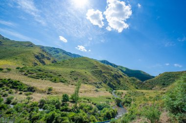 Doğanın sükunetini ve güzelliğini hisset. Nehrin kayalık kanyonda nasıl zarifçe aktığına bakın. Kendini dağlık arazinin çarpıcı manzarasına daldır..