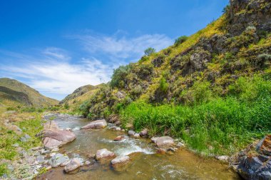 Nehrin heybetli dağlardan akan dingin akışının tadını çıkar. Doğa nefesinizi keserken kayalık kanyonun nefes kesici güzelliğinin tadını çıkarın. Kendini sakin bir ortama daldır.