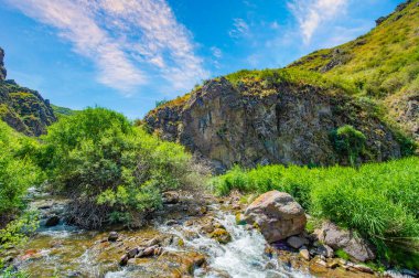 Kayalık kanyondaki doğal güzelliğin tadını çıkar. Kendini nehrin huzurlu akışına bırak. Etrafındaki çarpıcı dağ manzarasının tadını çıkar..