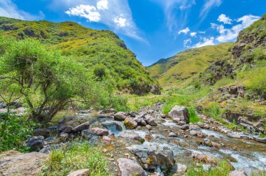 Nehrin dingin akışını kayalık bir kanyonda hissedin. Dağların kalbindeki doğanın çarpıcı güzelliğinden büyülen. Kendini sakin ve huzurlu bir ortama daldır..