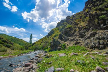 Doğanın huzurlu güzelliğinin tadını çıkar. Nehrin zorlu bir kanyondan nasıl aktığını görün. Etrafını saran görkemli dağlara daldır kendini.