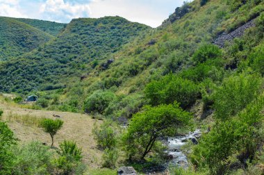 Doğanın hayranlık uyandıran güzelliğinin tadını çıkar. Nehrin kayalık kanyonda nasıl zarifçe aktığına bakın. Kendini dağın etrafındaki sükunete daldır..