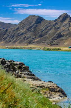 Bozkırın nefes kesici güzelliğinin tadını çıkar. Bu sakin ortamda rahatla ve gevşe. Kayalıklarda ve nehirde muhteşem gün batımlarına tanık olun..