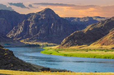 Nehir ve kayaların resimli görüntüsü. Manzarada doğal güzellik yakalanmış. Rahatlamak ve düşünmek için sakin bir ortam..