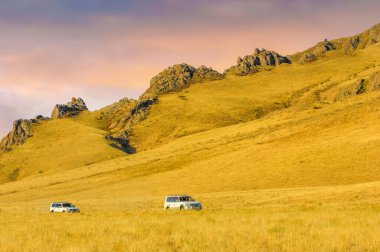 Çok yönlü bir off-road aracıyla engebeli araziyi keşfedin. Zorlu araziyi kolaylıkla dolaşın. Uzak yerlerde araba kullanmanın heyecanını yaşayın..