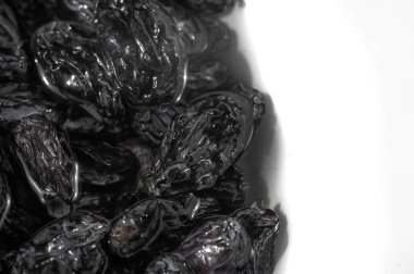 Yoğun ve sulu siyah kuru üzümler yemeklere derinlik ve tatlılık ekler. Hem lezzetli hem de tatlı tarifler için çok yönlü bir malzeme. Salatalara, fırınlanmış yiyeceklere ve et yemeklerine harika bir ilave..