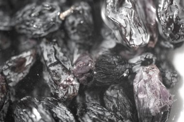 Sulu siyah kuru üzümler. Yemekleri süslemek ya da atıştırmak için ideal. Doğal olarak güneş maksimum lezzet ve tatlılık için kurumuş. Bu lezzetli kuru üzümlerle en sevdiğin tariflere doğal tatlılığı da ekle..