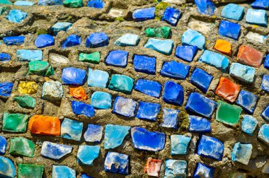 Şehir merkezinde mozaik sanatının canlı gösteriminin tadını çıkarın. Kendinizi renklerden ve şekillerden oluşan bir kaleydoskopa daldırın. Yaratıcılığını ve kendini ifade etmesini gösteren büyüleyici bir sanat eseri.