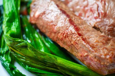 Pırasayla pişirilmiş sulu biftek. Cesur lezzetlerden hoşlanan et severler için ideal. Arzularını tatmin edecek lezzetli ve lezzetli bir yemek..