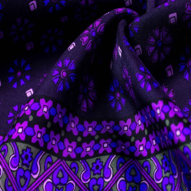 Mavi ve mor çiçekli koyu mavi ipek kumaş, yoğun kumaş, triasetat liflerine dayalı çift taraflı..