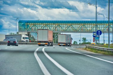 Doğada manzaralı bir yolculuğun tadını çıkar. Kırsal bölgenin güzelliğinin tadını çıkar. Otoyolda seyahat ederken huzurlu bir ortamın tadını çıkarın..