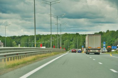 Doğada manzaralı bir yolculuğun tadını çıkar. Otoyol boyunca uzanan görkemli ağaçların güzelliğinin tadını çıkar. Seyahatiniz sırasında huzurlu bir ortamın tadını çıkarın..