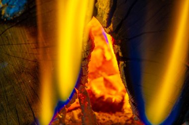 Alev güçlü ve nefes kesici bir görsel efekt yaratır. Filmlerde, reklamlarda ve özel olaylarda kullanılmak için idealdir. Gerçekçi ve dinamik bir alev yaratır.